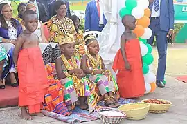 Déguisés en roi et reine.