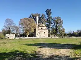 Vue distante de la mosquée depuis l'ouest.