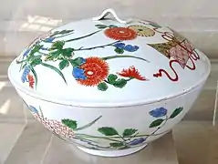 Bol à décor de fleurs, Arita, style Kakiémon, émaux translucides sur couverte, vers 1640 (Musée national de Céramique, Sèvres).