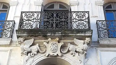 Détail du balcon au-dessus du monogramme entouré de deux griffons