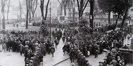 Square des Anciens-Combattant le 11 novembre 1922, date de l'inauguration du monument aux morts.