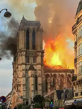 La cathédrale Notre-Dame de Paris en feu,le 15 avril 2019 à 19 h 51.
