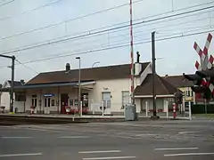 Bâtiment et passage à niveau.