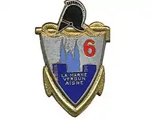 Insigne militaire : la cathédrale et le château y figurent, aux côtés d'un "6", le tout coiffé d'un casque ancien.