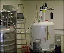 3e jour : purge des vases Dewar avec de l'azote liquide. Les cheminées les plus hautes concernent l'hélium, les plus petites, l'azote.