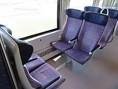 Sièges en face à face.