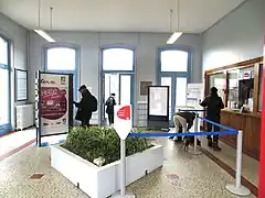 Intérieur du bâtiment voyageurs.