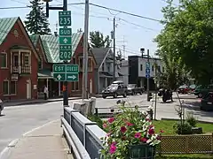 La route 202 est concomitante avec la route 235 et la route des Vins à Bedford.