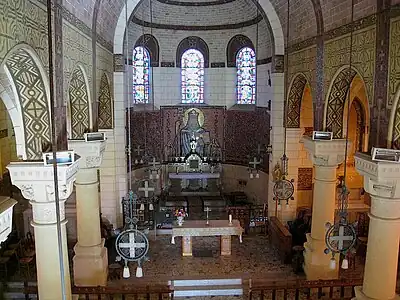 Intérieur de l'église. Le chœur vu de la tribune.
