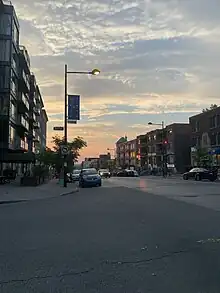 La rue Chemin de la Côte-des-Neiges au coucher de soleil.