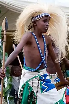 Danseur intore, avec sa lance et son bouclier.