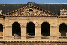 Les deux cadrans sur la façade occidentale de la cour d'honneur.