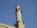 Minaret décoré de céramiques bleues.