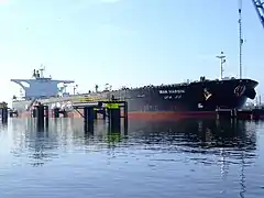 Le pétrolier Iran Harsin (333 × 58 m, 299 229 DWT) à quai dans le canal Caland en 2007.
