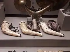 Amorces en ivoire de morse et boucles de fixation. Iran, XVIIe siècle.