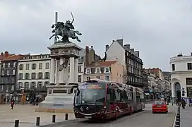 Un bus des T2C traversant la place de Jaude.