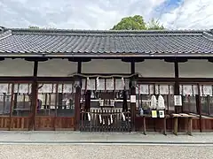 À l'intérieur de la cour ombragée