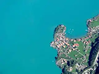 Vue aérienne de la péninsule d'Iseltwald&nbsp;(de) avec le château de Seeburg.