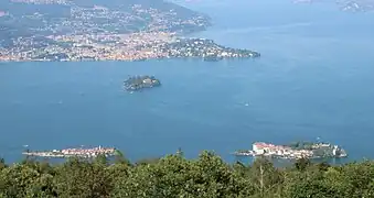 Vue des Iles Borromées depuis les hauteurs de Stresa : à gauche Isola dei Pescatori, au milieu Isola Madre et à droite. Isola Bella. De l'autre côté du lac, la ville de Verbania.
