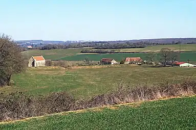 Ferme du Saulce-d'Island. Depuis la haie jusqu'à la digue (dite chaussée) devant la chapelle, le champ était un réservoir d'eau.