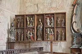 Statues en bois.