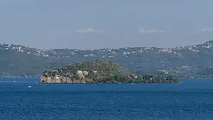 une île au milieu d'un lac