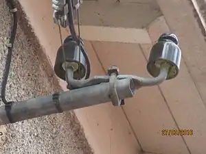 Isolateurs de branchement téléphonique, de couleur vert bouteille.