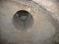 Trou rond d'accès au cachot selon une tradition byzantine.