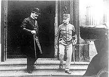 deux hommes descendant un escalier