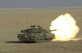 Char C1 Ariete de l’armée de terre italienne lors d'un exercice de tir en 2006.
