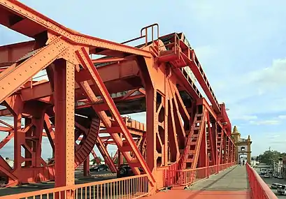 Le pont après sa rénovation en 2017, avec vue sur le passage piétonnier.