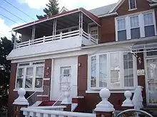 Photographie de la façade de la maison familiale de Jackie Robinson à Stamford