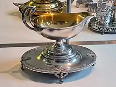 Saucière avec présentoir.
