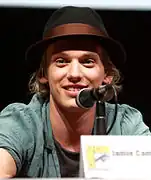 Jamie Campbell Bower interprète le Roi Arthur.