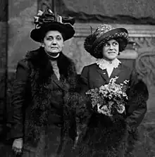 Délégation de femmes Suffragettes. Jane Addams (à gauche) en compagnie de Elizabeth Burke, à l'Université de Chicago, 1911.