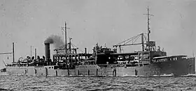 Photo en noir et blanc d'un transport d'hydravions