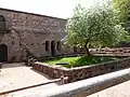 Vue de l'aile Est donnant sur l'ancien cloître.