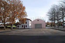 Le fronton place libre.