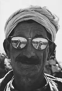 Jean-Louis Swiners, Autoportrait dans les lunettes d'un chef de village en Kabylie, 1958.