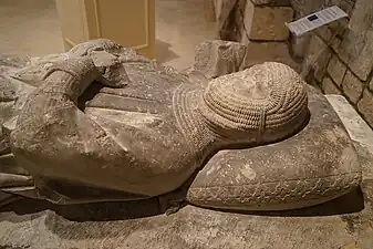 Photo en gros plan de la tête d'un gisant en pierre datant du moyen-âge.