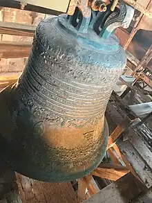 Cloche avec des inscriptions gravées