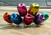 Tulipes, acier inoxydable poli miroir avec revêtement de couleur transparent. 2,03 × 4,57 × 5,20 m. 5 versions, 1995-2004. Hanovre.