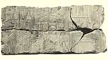 Le relief sculpté porte, en partie inférieure, la représentation de la reine Neith, de profil. Elle est coiffée d'une dépouille de vautour. La partie supérieure du fragment sculpté comporte des colonnes de hiéroglyphes.