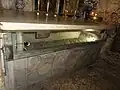 Le sarcophage en marbre de la tombe dite de Marie qui date du Ier siècle est en réalité un banc rocheux plein qui n'est pas creusé à la façon d'un sarcophage.