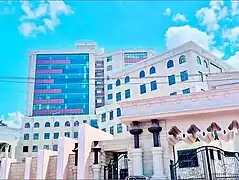 Entrée principale de l'université.