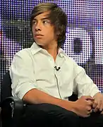 Jimmy Bennett interprète J.J. Powell.