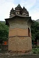 La Pagode à Neuf Pinacles au Shandong, achevée en 756 et couronnée d'un ensemble inhabituel de pagodes miniatures; elle est également unique pour son plan de base octogonal plutôt que carré.