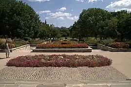 Vue du jardin, depuis la chapelle.