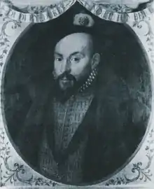 Portrait d'un homme barbu portant un chapeau noir et une tunique richement brodée