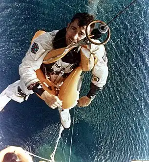 Young dont la capsule vient d'amerrir est hélitreuillé à l'issue de la mission Gemini 10.